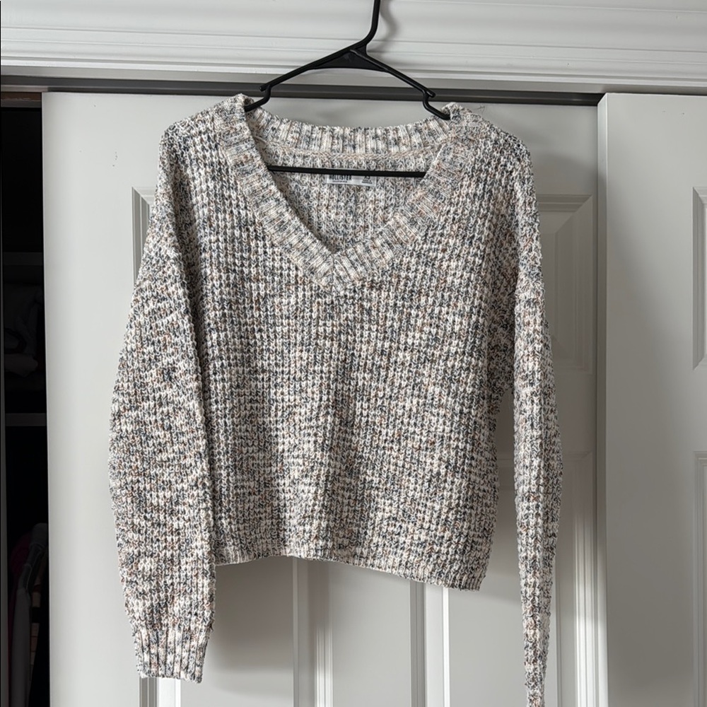 Hollister Cream and Gray V-Neck Sweater
